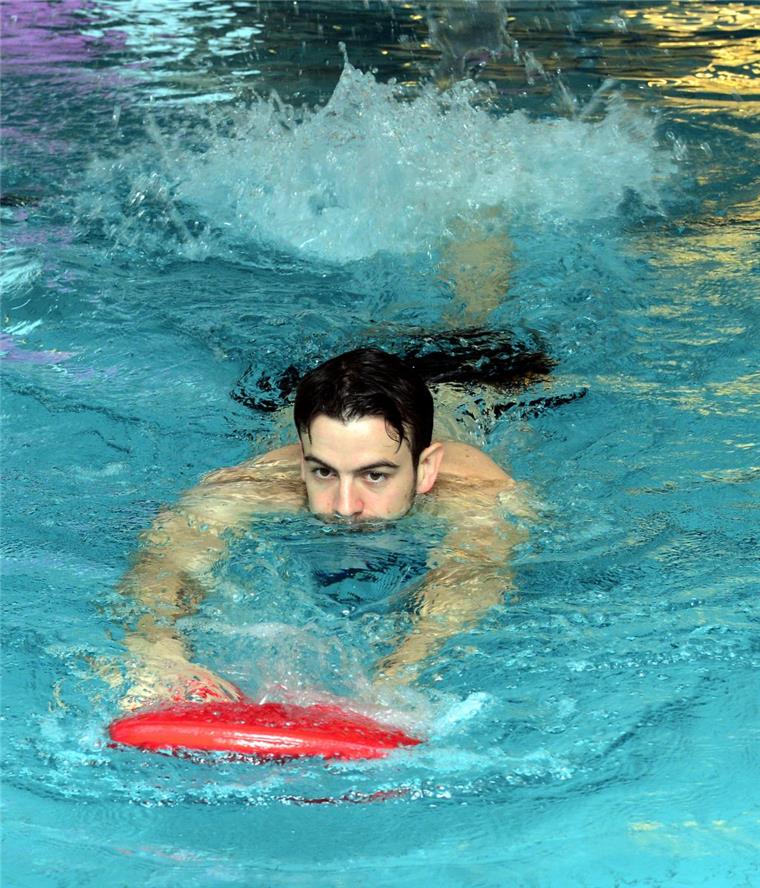 Eisbären Bremerhaven: Philip Zwiener schuftet im Wasser für sein Comeback Philip Zwiener trainiert im Wasser. Foto Scheer