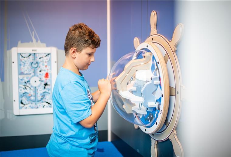 Bremerhaven: Innenstadt lädt am Sonntag Kinder ein Kind spielt ein Geschicklichkeitsspiel.
