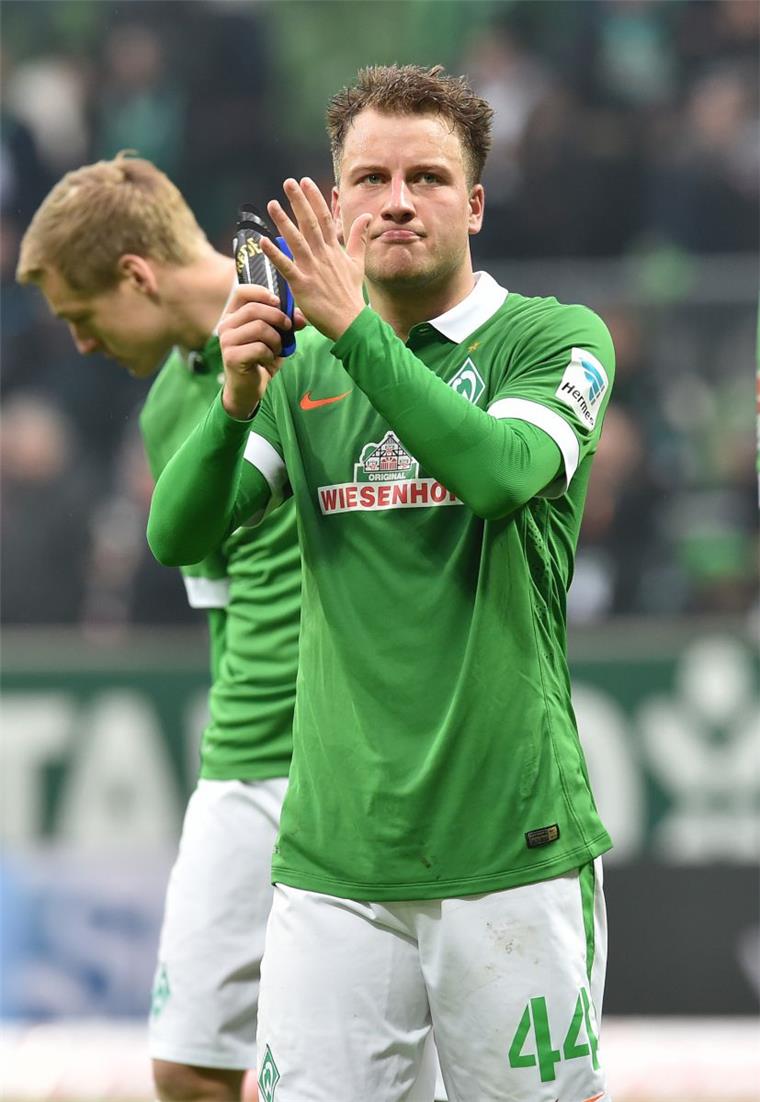 Philipp Bargfrede ist nach neuneinhalb Monaten Verletzungspause zurück im Mannschaftstraining von Werder Bremen.