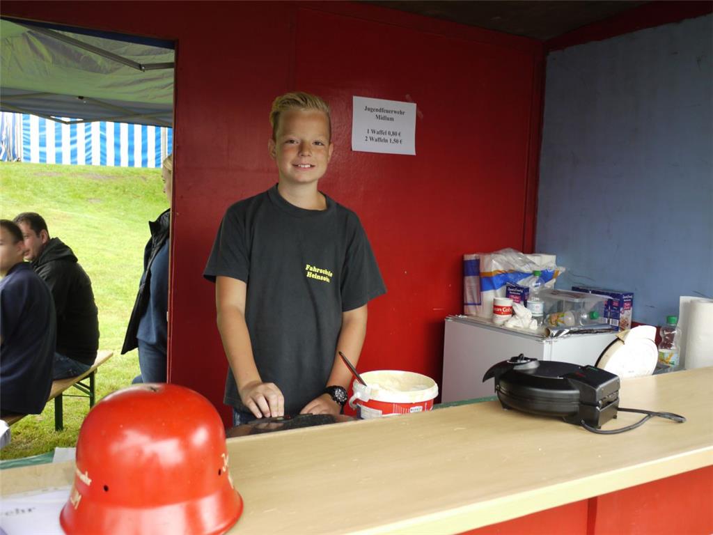 Philipp Erdmann (11) darf bei der Jugendfeuerwehr Waffeln backen und verkaufen
