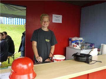Philipp Erdmann (11) darf bei der Jugendfeuerwehr Waffeln backen und verkaufen