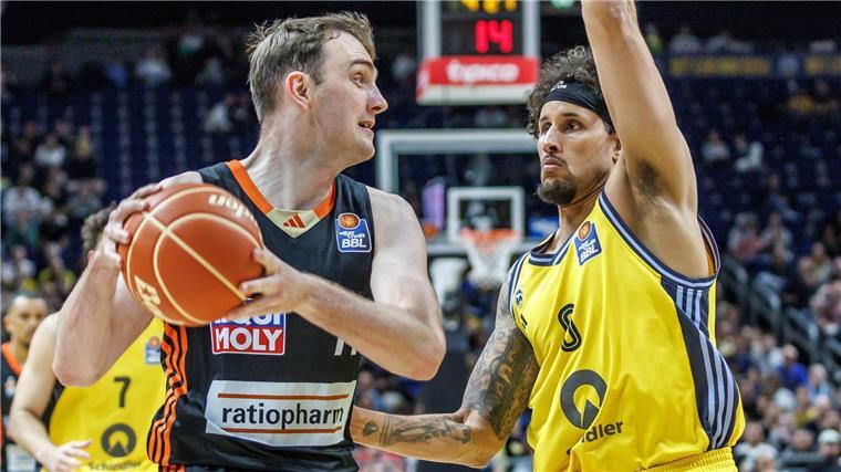 Alba Berlin steht in den Playoffs vor dem Aus Philipp Herkenhoff (l) setzt sich mit seinen Ulmern gegen Michael Kessens und Alba Berlin durch.