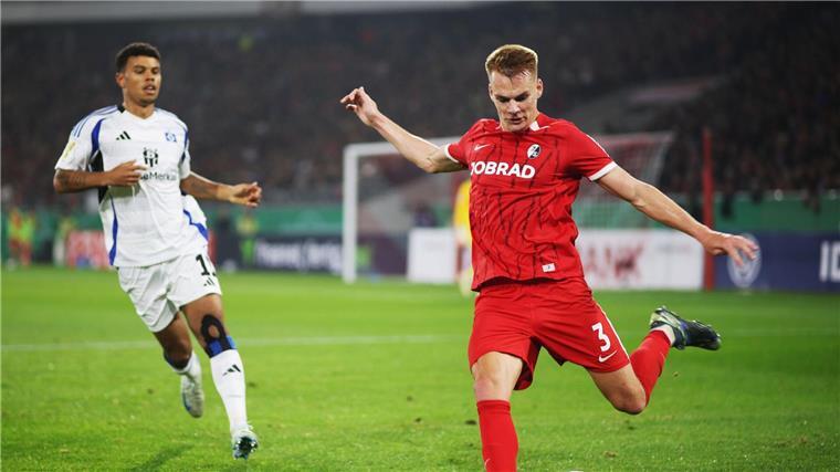 Philipp Lienhart (r.) und der SC Freiburg stehen im Achtelfinale des DFB-Pokals.