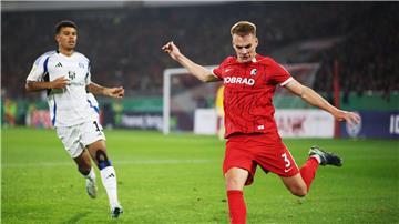 Philipp Lienhart (r.) und der SC Freiburg stehen im Achtelfinale des DFB-Pokals.