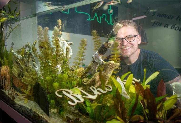 Phillip Ausborn schaut durch das Aquarium im B‘Haven Seafood & Bar.