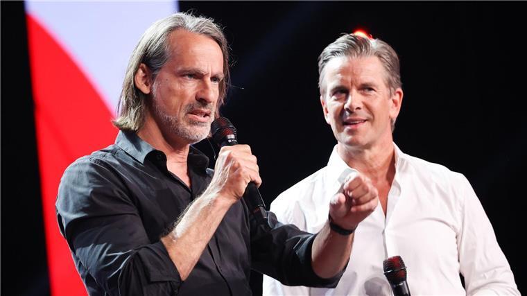 Umstrittene Äußerungen: Precht gibt Honorarprofessur auf Philosoph Richard David Precht (l) und Moderator und Journalist Markus Lanz.