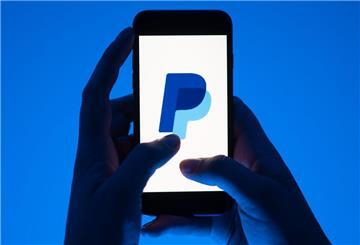Auf einem Smartphone ist das Logo des Bezahldienstes PayPal zu sehen.