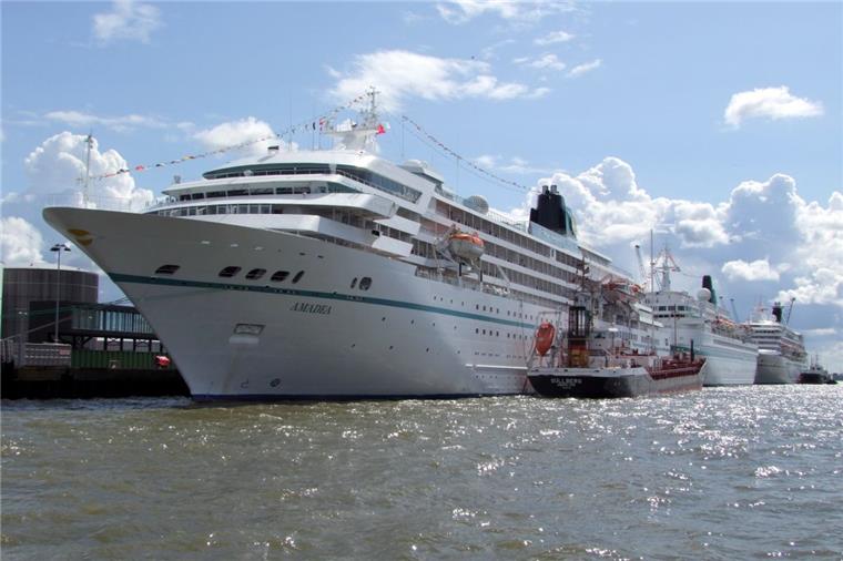 Phoenix Reisen aus Bonn kommt 2016 mit vier Schiffen nach Bremerhaven. Hier im Bild die "Amadea".
