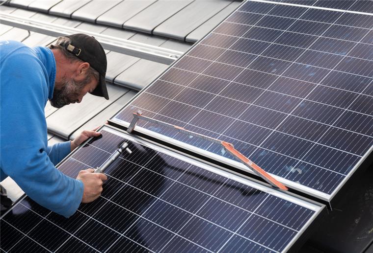 Stadt Nordenham will Energie sparen Photovoltaik-Anlagen auf dem Dach städtischer Liegenschaften könnten die Energie- und Heizkosten senken helfen. Doch das ist keine Verbesserung, die sich kurzfristig umsetzen lässt.