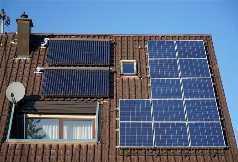 Sonne, Erdwärme, Biomasse:
Die passende erneuerbare Energiequelle für das Eigenheim finden Photovoltaik und Solarthermie Anlagen