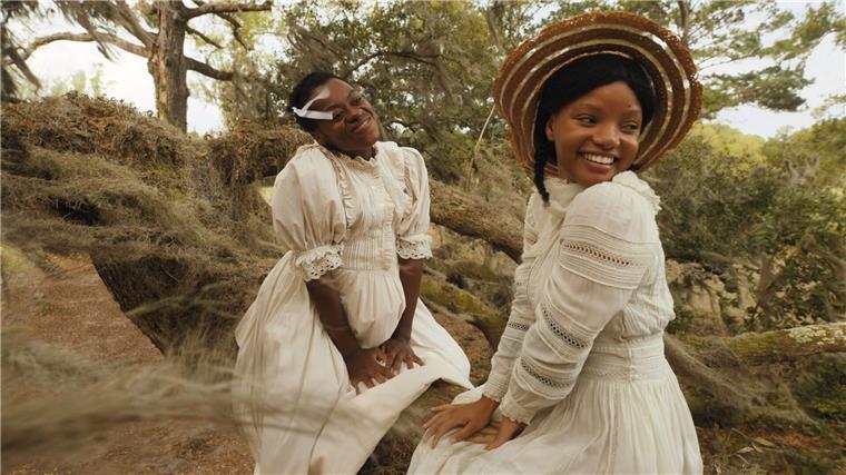 „Die Farbe Lila“: Spielberg-Klassiker als Musical-Verfilmung Phylicia Pearl Mpasi (l) als junge Celie und Halle Bailey als junge Nettie.
