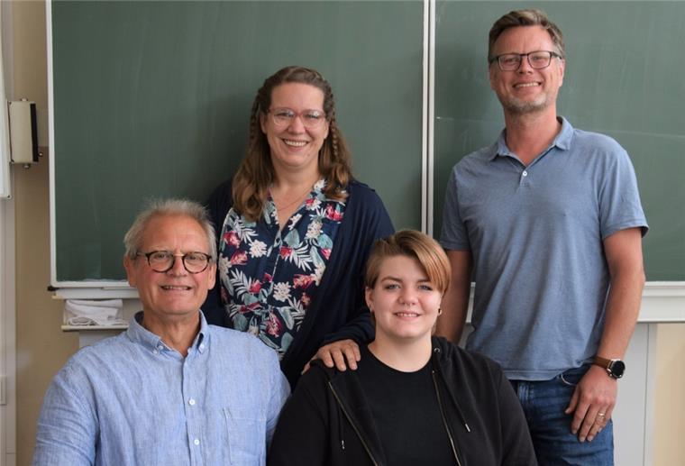 Gehörlose kämpft sich zum Schulabschluss Pia Bücking (vorn rechts) kam gehörlos zur Welt. Trotz vieler Schwierigkeiten hat sie den Hauptschulabschluss geschafft und beginnt eine Ausbildung.