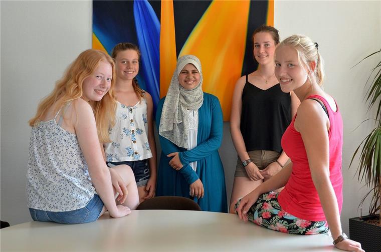 Pia Hemme, Emily Lüdemann, Shorouk Abd Al Rahman, Melina Meinders und Beke Mattulat (von links) sind am Mittwoch in Hannover im Landtag zu Gast. Die Schülerinnen des St.-Viti-Gymnasiums zeven werden für ihre Beiträge zum Geschichtswettbewerb des Bundespräsidenten ausgezeichnet. 