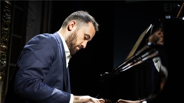 Pianist Igor Levit beim Solidaritätskonzert für die Opfer des Hamas-Terroranschlags im Berliner Ensemble.