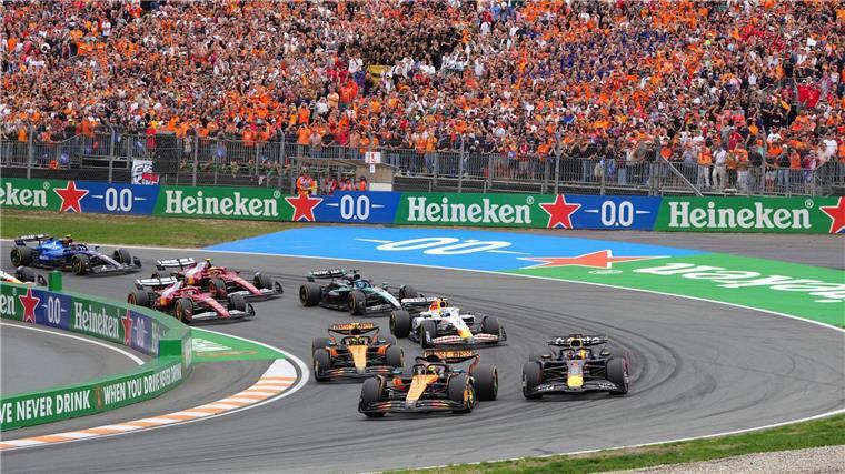 Piastri-Triumph in Zandvoorts Dünen vor Verstappen Piastri behält am Start die Spitzenposition.