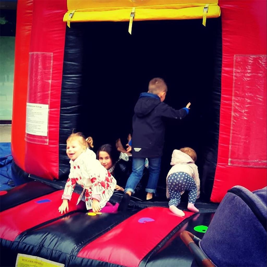 Kleine Kinder springen auf einer Hüpfburg herum
