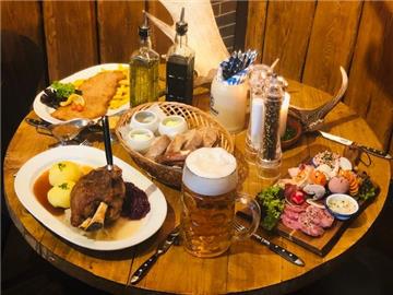 Gedekcter Holztisch mit Speisen