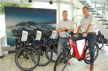 Team im BMW Autohaus Bobrink in Bremerhaven feiern 30 Jahre Jubiläum.