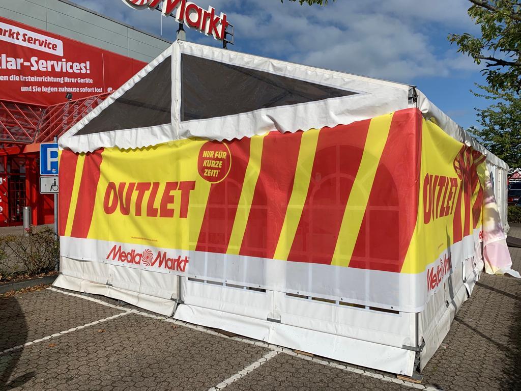 Outlet-Zelt vor Media Markt in Bremerhaven