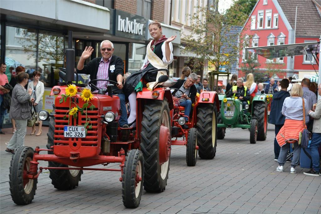 Krönung der Sonnenblumenkönigin in Bad Bederkesa