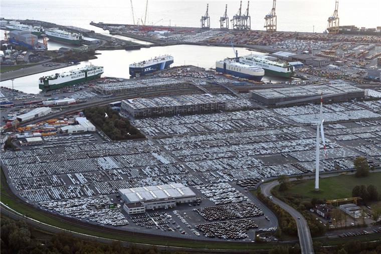 Bremerhaven: "Auto-Hafen" platzt aus allen Nähten Pickepackevoll ist der "Auto-Hafen" in Bremerhaven.