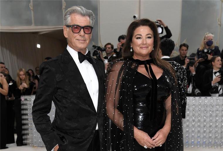 Brosnan sieht sich auf einer „spirituellen Reise“ Pierce Brosnan (l) und Keely Shaye Smith haben zwei gemeinsame Söhne.