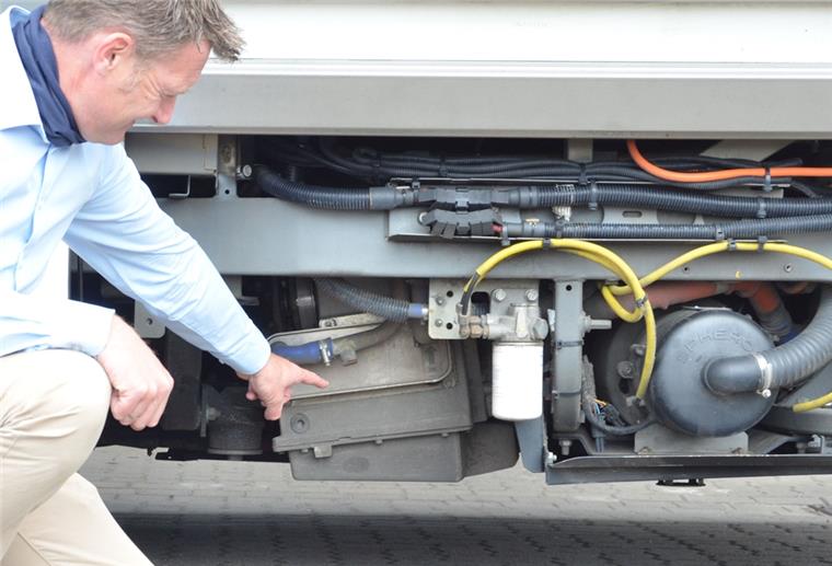 Pierre Dellori zeigt den Elektromotor des Testbusses. Das Antriebsaggregat wiegt ganze 192 Kilogramm.