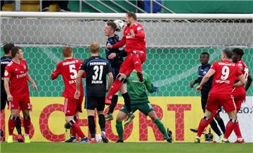 Pierre-Michel Lasogga erzielt das Tor zum 1:0 für den Hamburger SV.