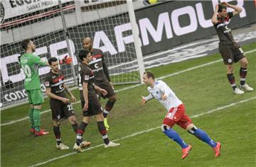 Pierre-Michel Lasogga feiert seinen Treffer zum 3:0 für den Hamburger SV.