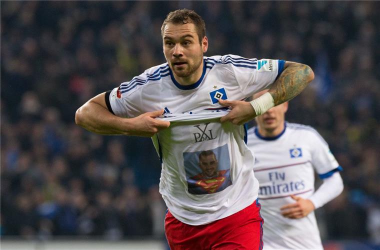 Pierre-Michel Lasogga  zupft an seinem Trikot und setzt zum Torjubel an. Mit dem HSV geht es Richtung "Europa".