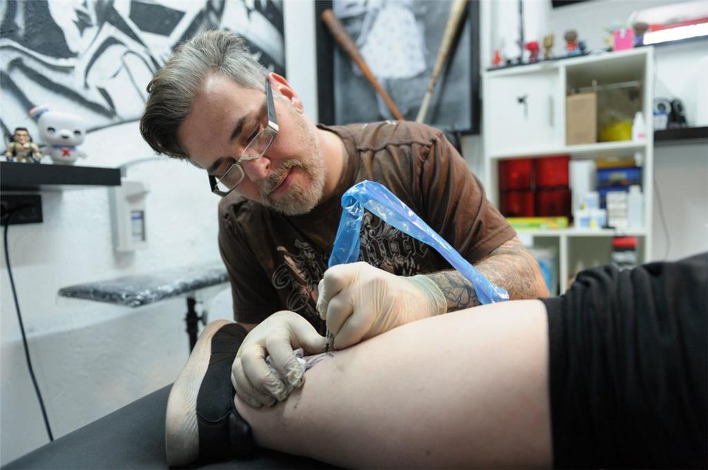 Pike Mike sticht Vanessa Köhnke ihr Hogwards-Tattoo. Foto: Masorat