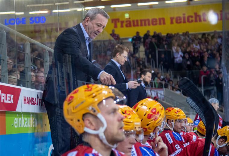 Die Pinguins wollen unbedingt gewinnen Pinguins-Coach Thomas Popiesch spricht seinen Spielern Mut zu.