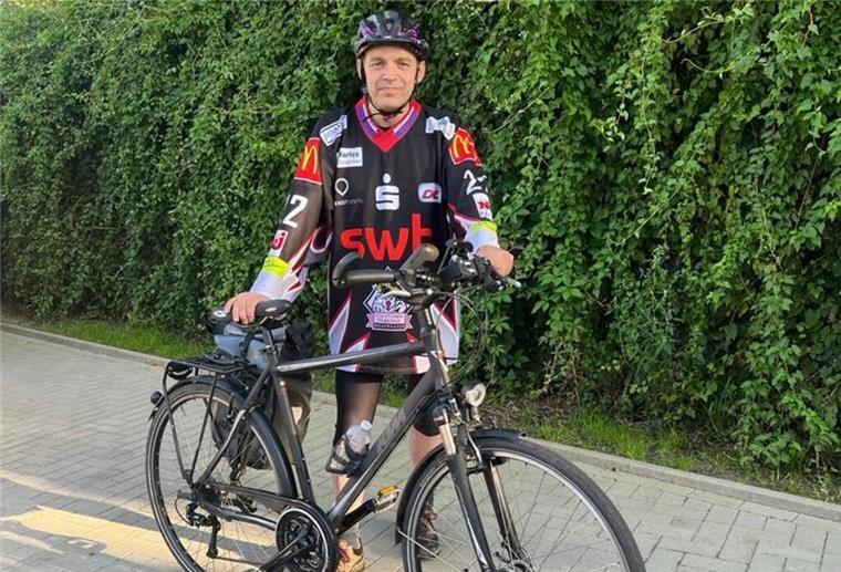 Irre Aktion: Dieser Pinguins-Fan fährt für sein Team 800 Kilometer - mit dem Rad Pinguins-Fan Sven Popp will mit dem Fahrrad zum Auswärtsspiel nach Straubing radeln - einmal längs durch Deutschland.