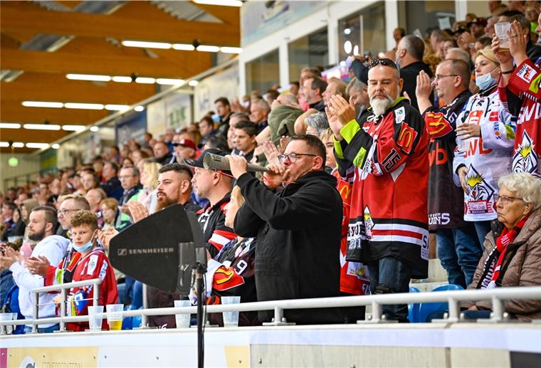 Fischtown Pinguins verkaufen 900 Dauerkarten Eishockeyfans auf der Tribüne