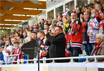Eishockeyfans auf der Tribüne