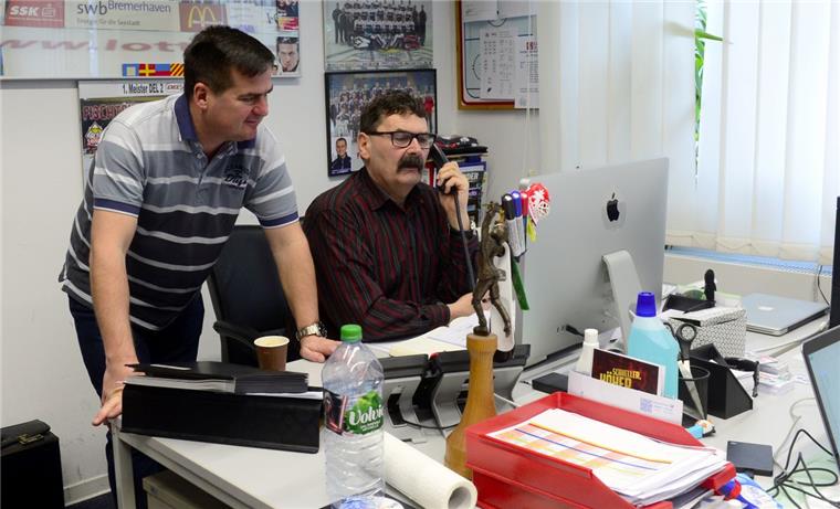 Pinguins-Geschäftsführer Hauke Hasselbring und Teammanager Alfred Prey arbeiten bereits unter Hochdruck am Kader für die neue DEL2-Saison. Foto Scheer