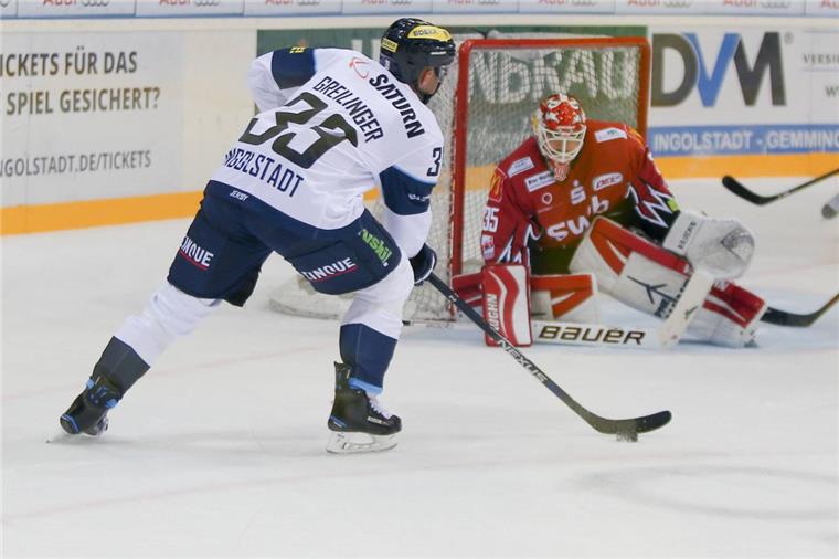 Pinguins Jerry Kuhn (hier gegen Thomas Greilinger) durfte erstmals im Tor spielen - und feierte in Ingolstadt einen 4:2-Sieg.