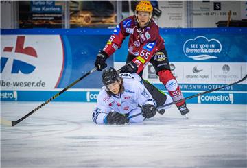 Pinguins-Kapitän Mike Moore hält Straubings Antoine Laganière am Boden.