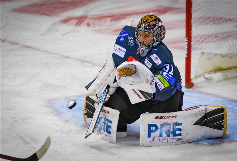 Pinguins-Keeper Maxwell trainiert jetzt virtuell Pinguins-Keeper Brandon Maxwell hat den Puck immer genau im Visier.
