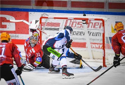 Pinguins-Keeper Brandon Maxwell kam gegen die Straubing Tigers immer wieder in brenzlige Situationen.