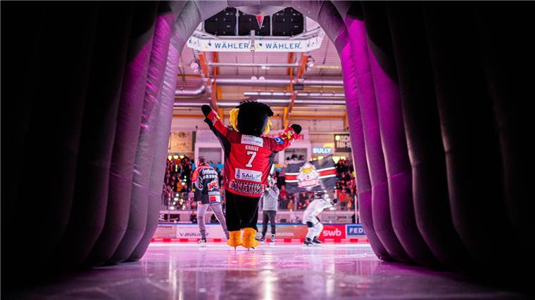 Spannung pur - und ein Happy End für die Pinguins Pinguins-Maskottchen Kralli fährt auf die Eisfläche ein.