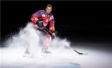 Pinguins-Neuzugang Stefan Espeland freut sich auf das erste Saisonspiel mit den Pinguins. Beim Duell mit der DEG bekommt er es jedoch gleich mit einem seiner besten Kumpel als Gegenspieler zu tun.