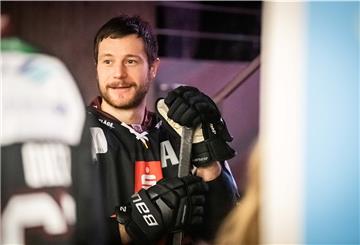 Pinguins-Spieler Jan Urbas hat das Warten überstanden, die DEL-Saison ist gestartet.