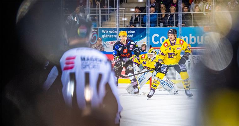 Pinguins-Stürmer Brock Hooton (links) postiert sich vor dem Krefelder Tor und nimmt Towart Jussi Rynnäs die Sicht. 