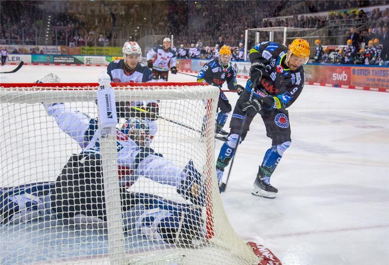Pinguins-Stürmer Jan Urbas wird am Sonntag gegen Schwenningen gefordert sein.