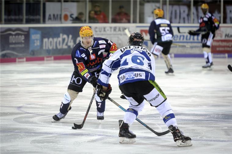 Pinguins-Stürmer Mark Zengerle im Zweikampf mit Straubings Steven Seigo.