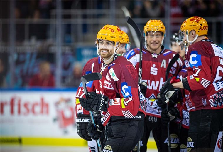 Pinguins-Stürmer Miha Verlic (vorne) ist wieder fit für den Endspurt in der Deutschen eishockey-Liga.