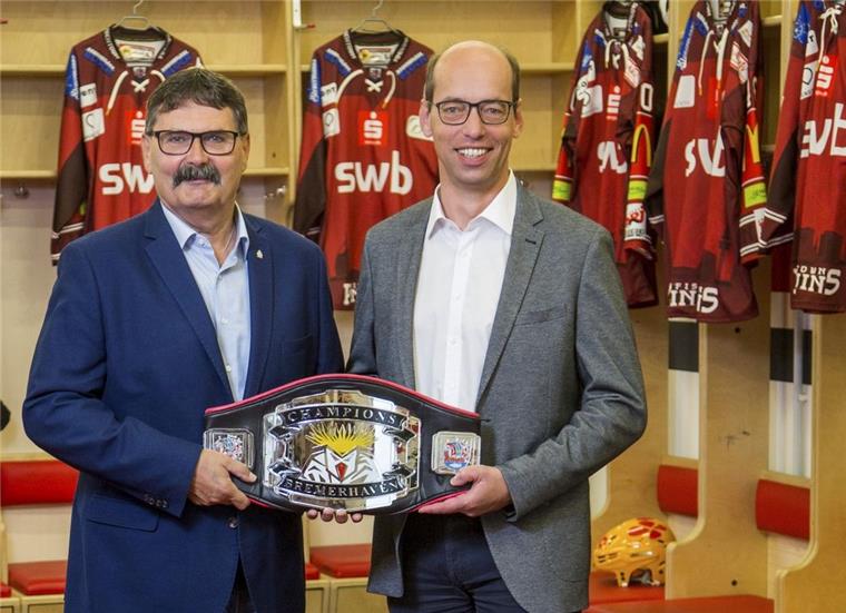 Eishockey: Diese Teams starten beim SWB-Cup in Bremerhaven Pinguins-Teammanager Alfred Prey (links) und SWB-Geschäftsführer Axel Siemsen freuen sich auf den SWB-Cup.
