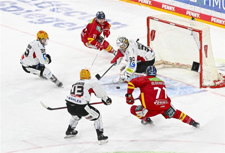 Pinguins verlieren gegen Düsseldorf nach Penaltyschießen Pinguins-Torhüter Kristers Gudlevskis stand mehr im Mittelpunkt, als ihm lieb sein konnte.
