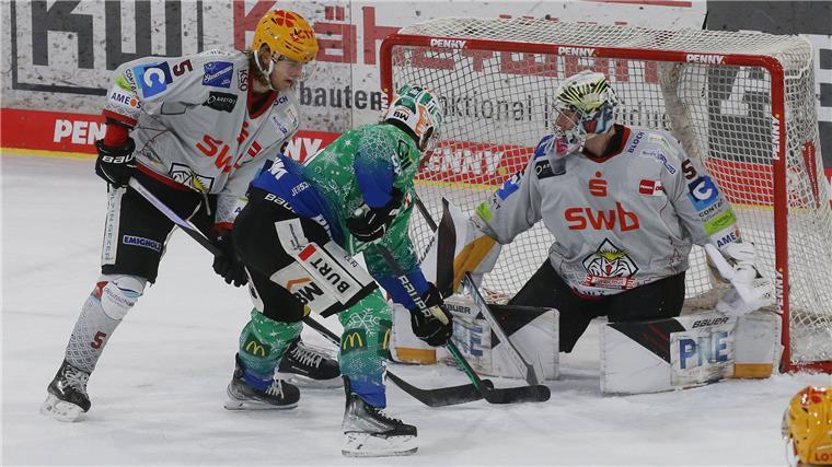 Pinguins verlieren auch beim DEL-Schlusslicht Pinguins-Torwart Maximilian Franzreb vereitelt eine Torchance der Bietigheim Steelers.
